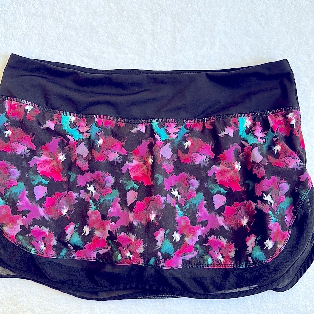 EUC! Lululemon Hotty Hot Skirt Mini Midnight Bloom Black Deep Fuschia Size 8